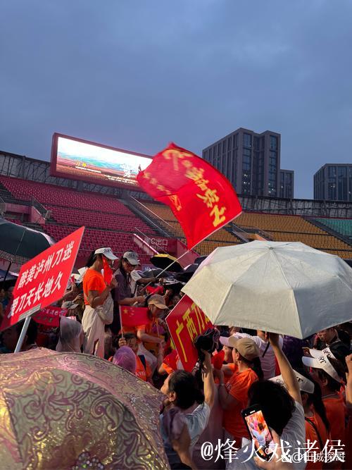 万州球迷感人呐喊:勇往直前,我们与你同行! 万州球迷感人呐喊:勇往直前,我们与你同行!
